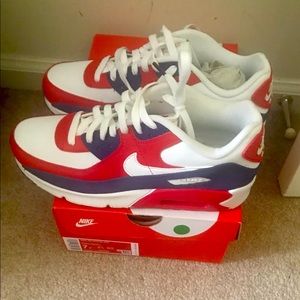 A nice pair of women’s shoes (NIKE) size 7 Y